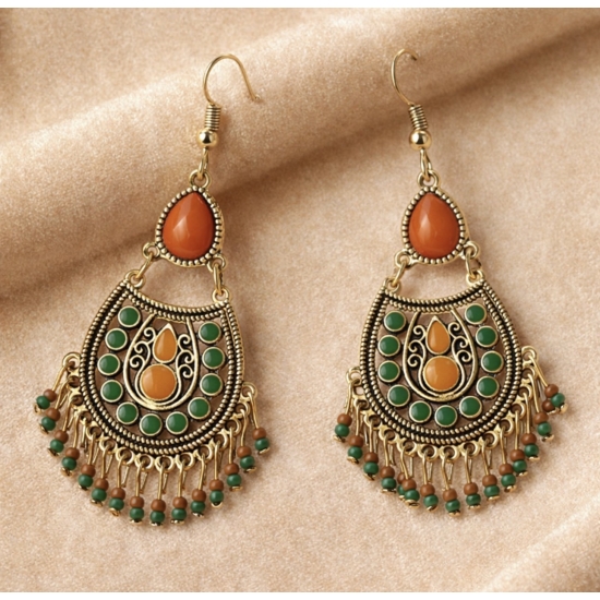 Kolczyki orientalne z bursztynowym akcentem.